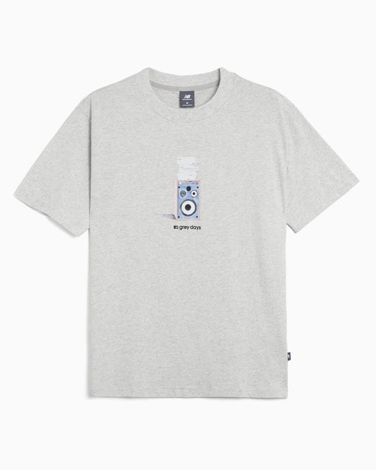 Camiseta con gráfico Relaxed New Balance Grey Days "Speaker" para hombre